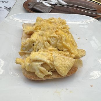Mokafé Taverne - Scrambled eggs toast - Tea Rooms Near Me - Brussels, BRU