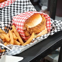 Momty’s Grill - Crispy chicken sandwich