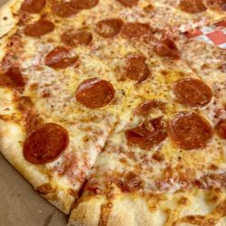 Geo's Pizzeria - XL Pepperoni Pizza