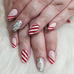 Sofie hooked me up with some Christmas nails!