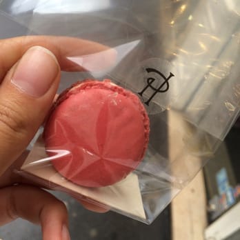 Pierre Hermé - Rose macaron - Chocolatiers & Shops Near Me - Paris, 75 Pierre Hermé - Rose macaron - Chocolatiers & Shops Near Me - Paris, 75