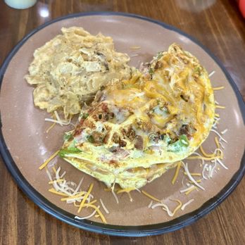 Pine Street Eats & Sweets - Omelet with hash brown casserole - Breakfast & Brunch Near Me - Tomball, Texas