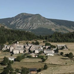 Le Montagnard - Le village de Borée et le Mont Mezenc