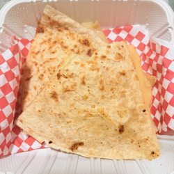 Medallo Restaurant - Ofrecen quesadillas con queso, carne y ensalada y resulta que solo viene una tortilla tesa con solo queso y la carne donde quedó?