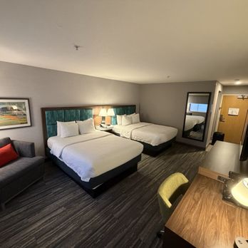 Hampton Inn Spokane - Great room with good desk space (a must) - Hotels Near Me - Spokane, Washington