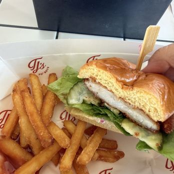 Sydney Fish Market - Fish burger - Seafood Markets Near Me - Pyrmont, NSW Sydney Fish Market - Fish burger - Seafood Markets Near Me - Pyrmont, NSW