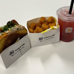 Picnic - Americana (soft scrambled eggs, Nueskies bacon, American cheese, aioli, chives), Tots, Strawberry Hibiscus Lemonade; IG: @katzlundell