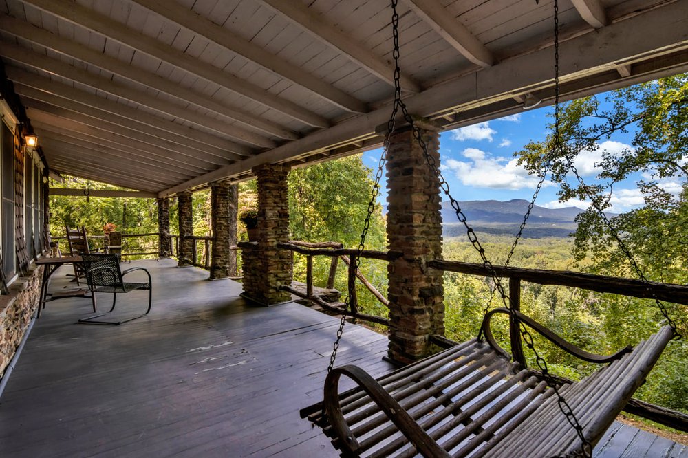 UNITED REAL ESTATE AIKEN Updated June 2024 304 Laurens St NW, Aiken