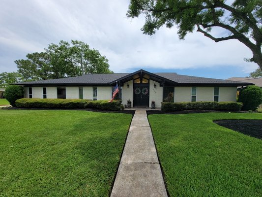 Asphalt Shingles - Residential roofs. New asphalt roofs Asphalt Shingles - Residential roofs. New asphalt roofs