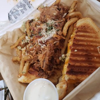 RH Pub & Grill - Ranch, BBQ pork, panini mac and cheese - Pubs Near Me - Brookings, Oregon