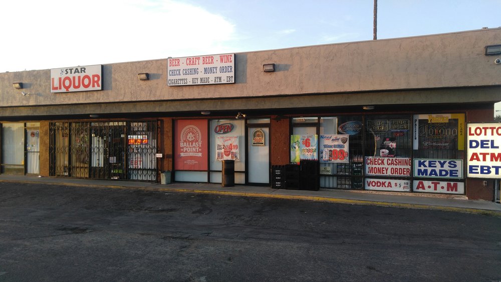 Star Market & Liquor Logo