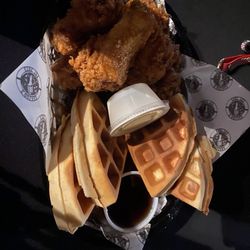 CeeZoos Bar & Lounge - Chicken and waffles