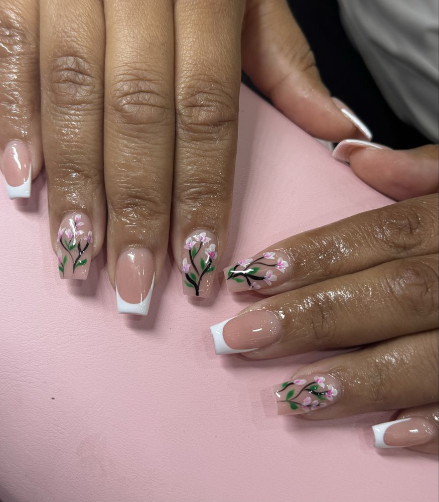 Trendy Nails & Spa Logo