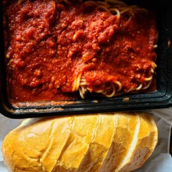 Maria's Pizza In Amboy - Spaghetti and a warm loaf of bread