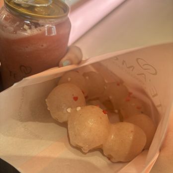 Teamo Boba & Dessert - Strawberry smoothie and strawberry mochi donut - Bubble Tea Near Me - Algonquin, Illinois Teamo Boba & Dessert - Strawberry smoothie and strawberry mochi donut - Bubble Tea Near Me - Algonquin, Illinois