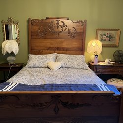 The Marie Bed & Breakfast - Bed in Walnut suite