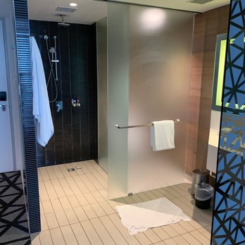 Pullman Sydney Airport - Shower and toilet - Hotels Near Me - Mascot, NSW