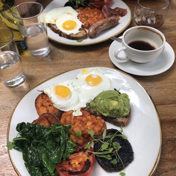 The Table - Vegetarian English Breakfast in the front (eggs added) and classic English Breakfast in the back - British Near Me - London, XGL The Table - Vegetarian English Breakfast in the front (eggs added) and classic English Breakfast in the back - British Near Me - London, XGL