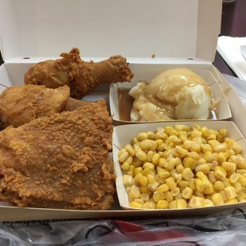 Jollibee - Three-piece chicken with mashed potatoes and corn. Lots of gravy. Drown everything in gravy. - Fast Food Near Me - Tukwila, Washington