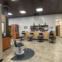 Salon De Guerra-Straight Edge Barber Lounge - Barber area