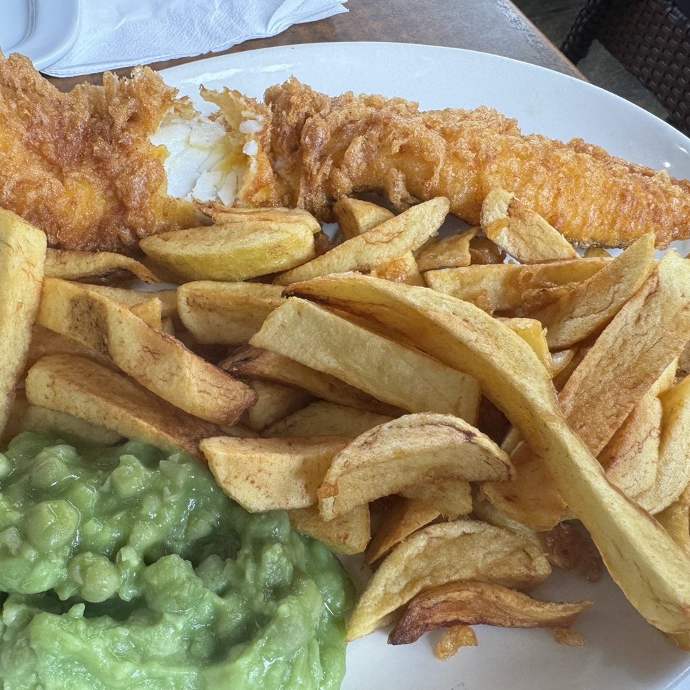 The Golden Chippy - Good cod fish, terrible dry soft chips. - Fish & Chips Near Me - London, XGL The Golden Chippy - Good cod fish, terrible dry soft chips. - Fish & Chips Near Me - London, XGL