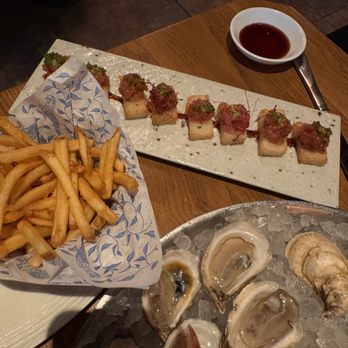 Earls Kitchen + Bar - Fries and crispy tuna rice - Cocktail Bars Near Me - Honolulu, Hawaii