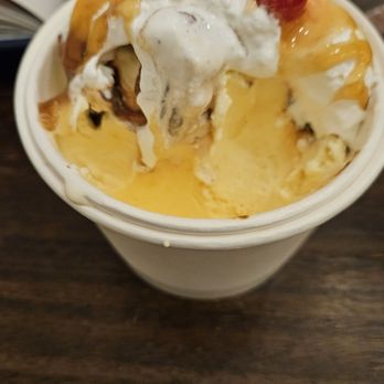 King of Creams - Sundae with extremely skimpy toppings. - Ice Cream & Frozen Yogurt Near Me - Duluth, Minnesota