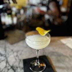Daphnes - Lovely bar scene