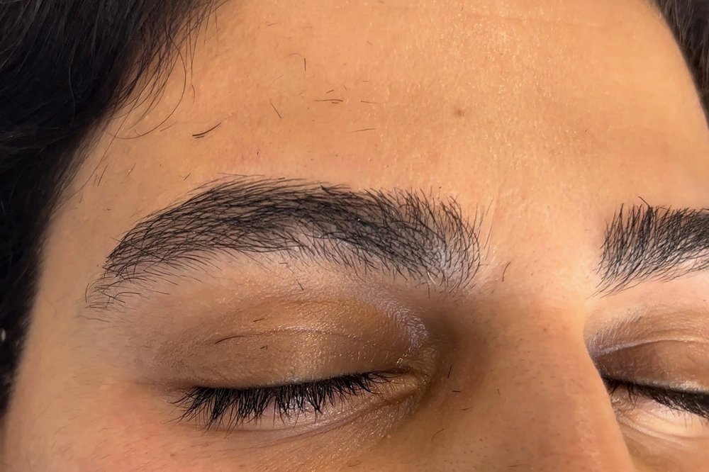 Leyla-eyebrows Logo