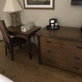 The Lodge at Five Oaks - Dresser and desk - Hotels Near Me - Sevierville, Tennessee The Lodge at Five Oaks - Dresser and desk - Hotels Near Me - Sevierville, Tennessee