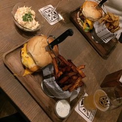 Beaver Brewing Company - Bacon Cheeseburger mit Ei und Süßkartoffel Pommes. Sehr solider Burger, die Pommes waren mir jedoch nicht knusprig genug.