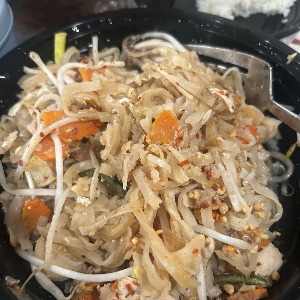 Combo pad thai. Worst I've had. Combo pad thai. Worst I've had.