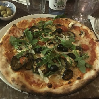 Emma y Julia - Veggie Pizza With Vegan Mozzarella - Italian Near Me - Madrid, M Emma y Julia - Veggie Pizza With Vegan Mozzarella - Italian Near Me - Madrid, M
