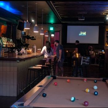 Desert Hawk - Walking into the bar - American Near Me - Chicago, Illinois