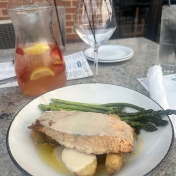 Bar Louie - Stonebridge - Salmon and asparagus in lemon sauce - Bars Near Me - Woodbridge, Virginia