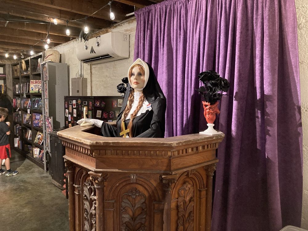 Haunt Happy Books Logo