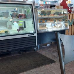 Bakehouse At Maple Lake - Bakery displays