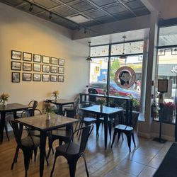 Sandy's Popper - Small seating area