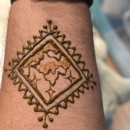 Henna mountain and starts Henna mountain and starts
