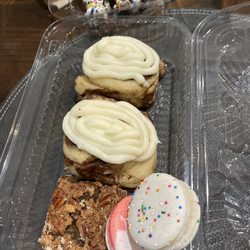 Magic Oven - Cinnamon rolls, macaroons and pecan pie bar