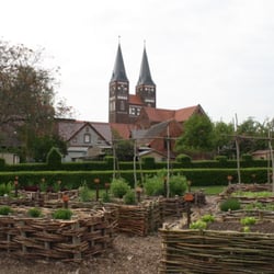 Klostergarten - Hochbeete, sie sind ca 8° C wärmer durch ihren geschickten Aufbau und den Mist unter der Erde