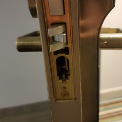 Country Inn & Suites by Radisson, Lumberton, NC - Broken keyboard lock...multiple rooms.