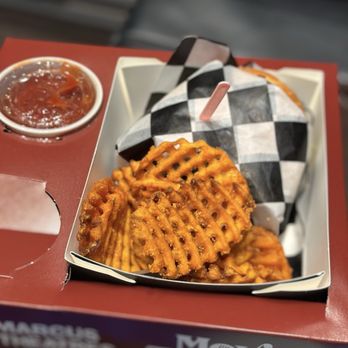 Movie Tavern Exton - Cheeseburger and sweet potato fries - Cinema Near Me - Exton, Pennsylvania Movie Tavern Exton - Cheeseburger and sweet potato fries - Cinema Near Me - Exton, Pennsylvania