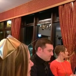 Glenbervie House Hotel - Just beyond our friends, is the selfie stick!