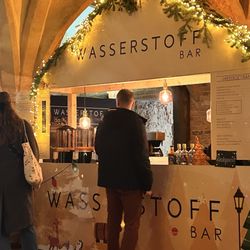 Stralsunder Weihnachtsmarkt im Rathaus - Glühwein von der Wasserstoff Bar im Rathauskeller Stralsund
