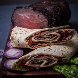Piada e Cassoni Le Papere - Rotolo di piadina: 
roastbeef gentilina pomodoro maionese