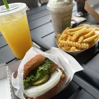 Shake Shack Bridgewater - Bacon Cheeseburger & Shack-made Lemonadelemonade - Burgers Near Me - Bridgewater, New Jersey Shake Shack Bridgewater - Bacon Cheeseburger & Shack-made Lemonadelemonade - Burgers Near Me - Bridgewater, New Jersey