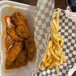 That'z  What'z Up - Wings and fries
