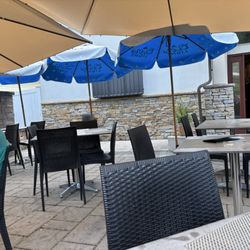 Primavera Pub - Patio dining area