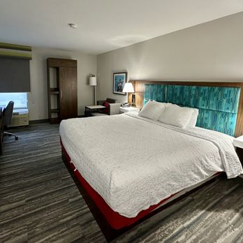 Hampton Inn Washington - Room with king-sized bed and storage - Hotels Near Me - Washington, Pennsylvania